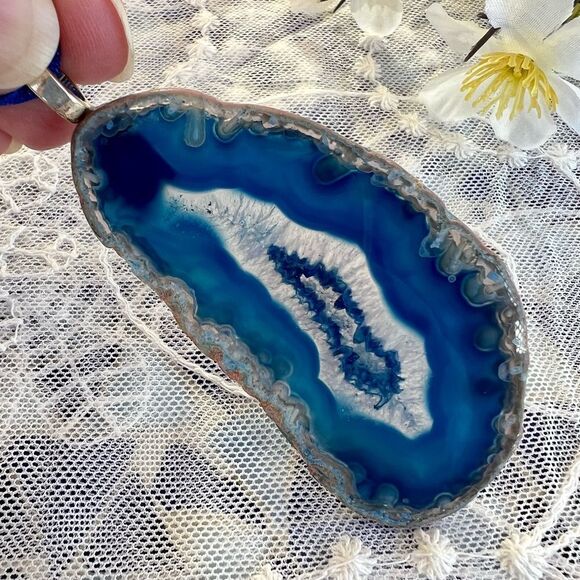 Vintage Blue Polished Genuine Geode Slab Necklace 16”-18” - Picture 5 of 11